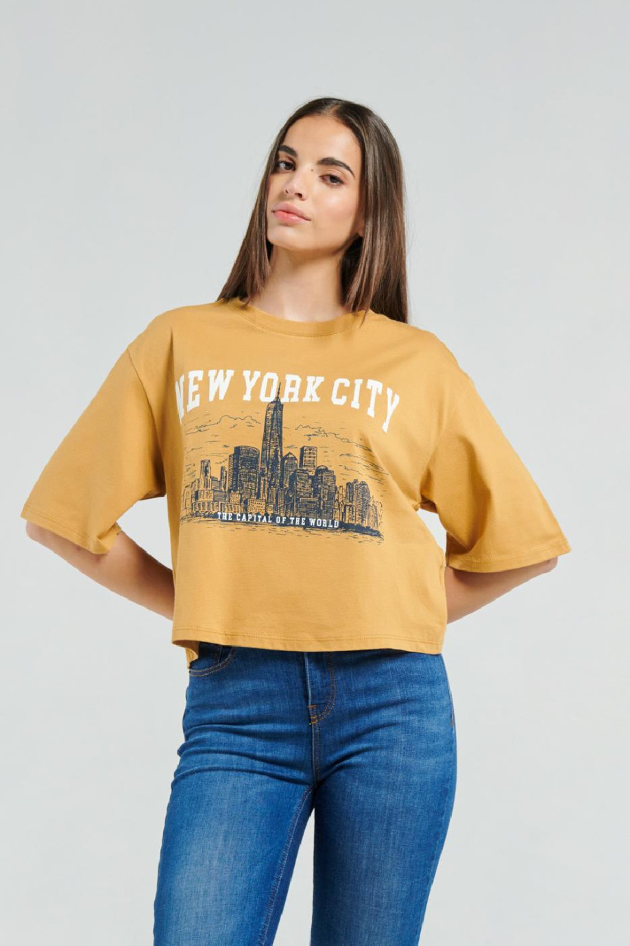 Camiseta crop top kaky clara oversize con diseño college de New York