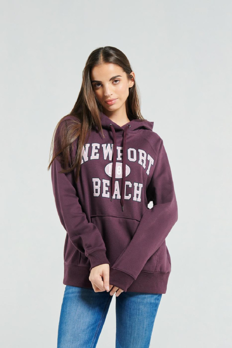 Buzo morado oscuro con manga ranglan, capota y diseño college