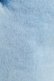 Jean azul claro 90´S con diseño de bota recta ancha y tiro alto