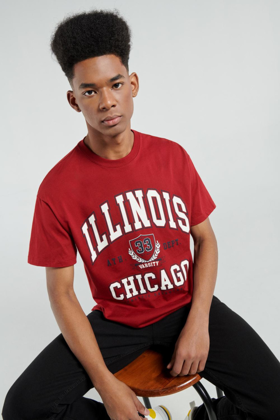 Camiseta cuello redondo roja oscura con diseño college blanco delantero