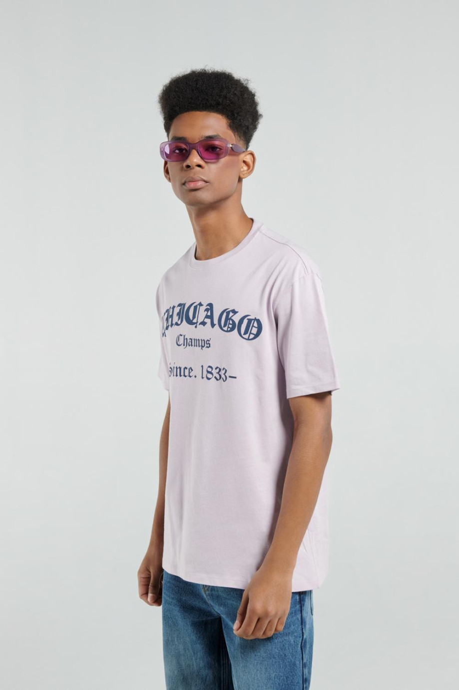 Camiseta lila clara con diseño college azul de Chicago y cuello redondo