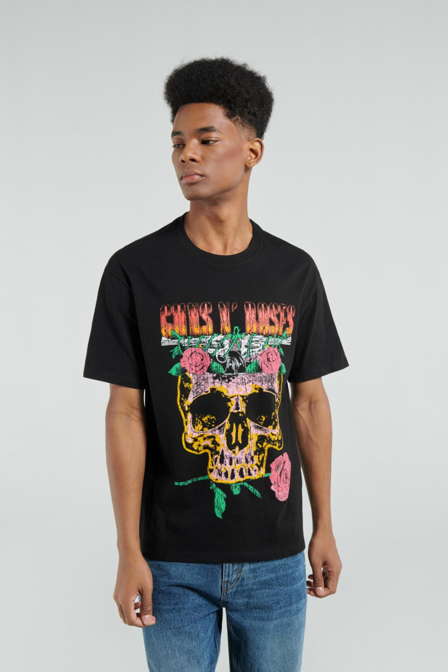 Camiseta manga corta negra con diseño de Guns N´ Roses en frente