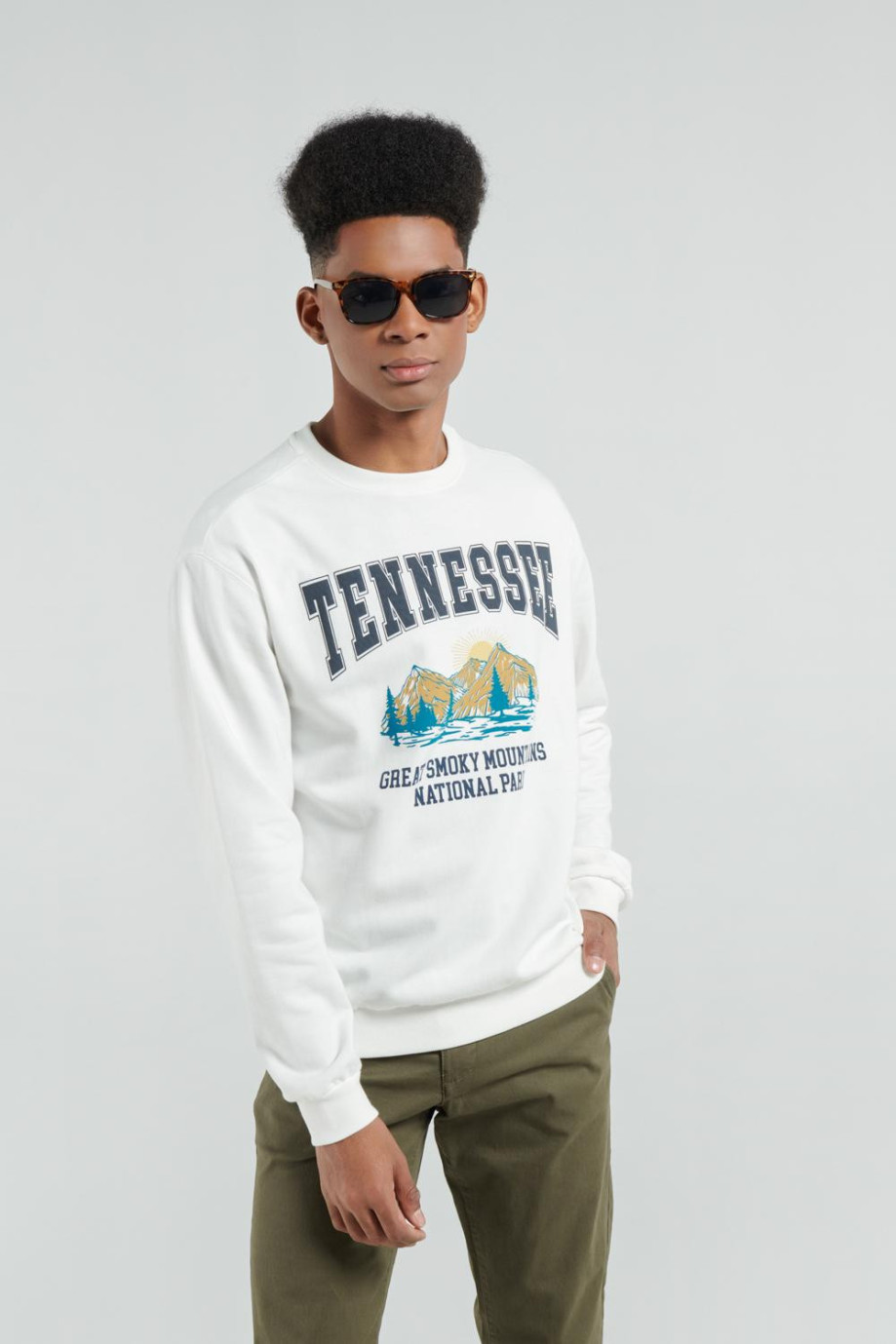 Buzo cuello redondo crema claro con diseño college de Tennessee en frente