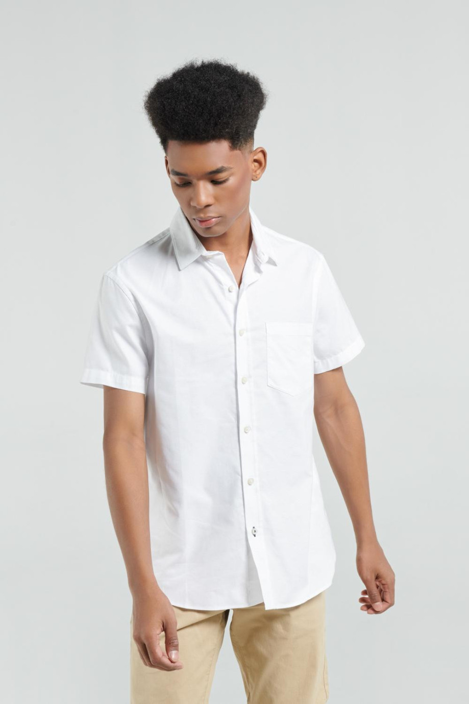 Camisa manga corta blanca con cuello sport collar y bolsillo en frente