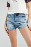 Short en jean azul claro con bolsillos y tiro alto