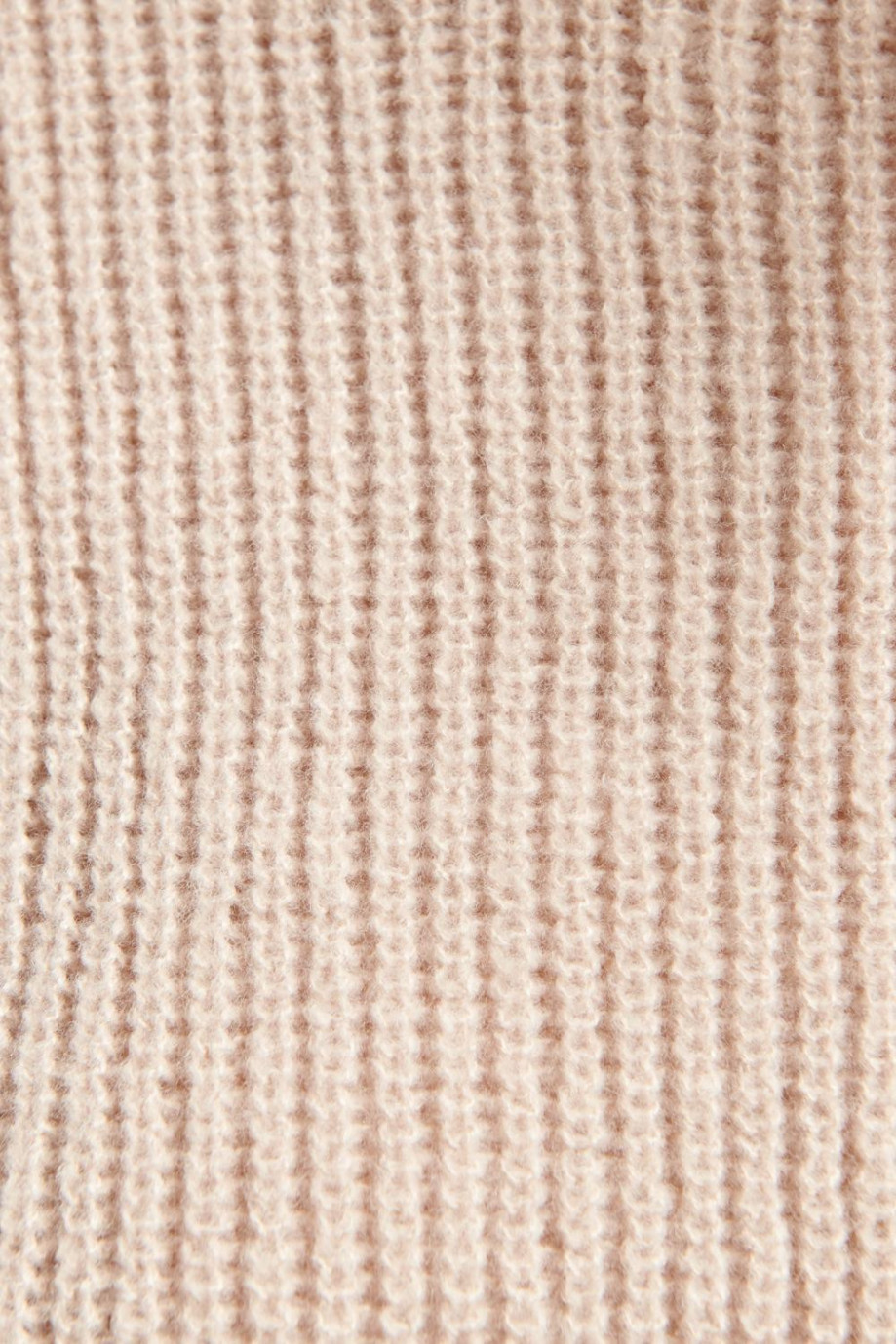 Suéter unicolor tejido con hombros rodados y cuello redondo