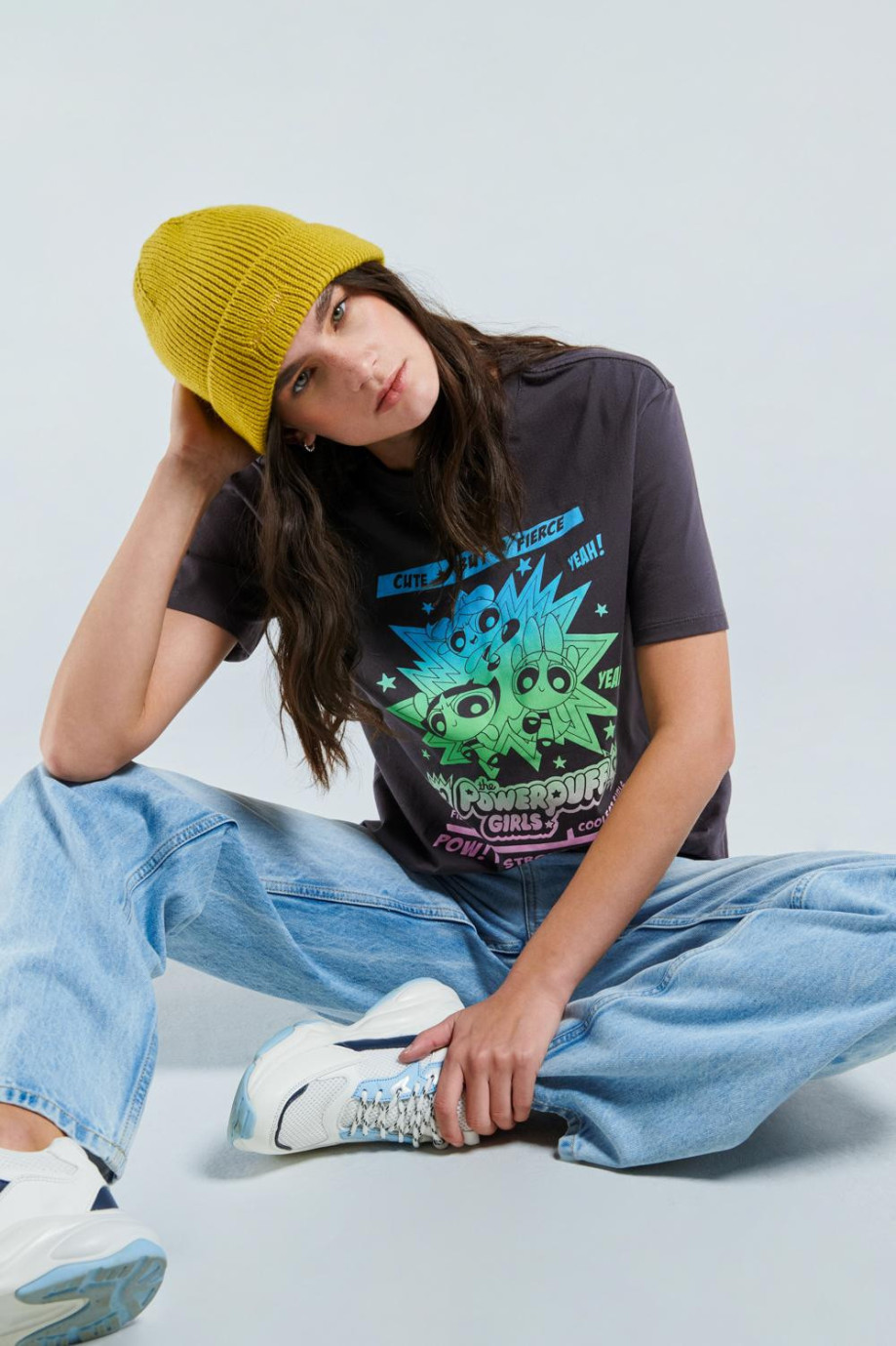 Camiseta gris intensa con diseño de Chicas Superpoderosas y manga corta