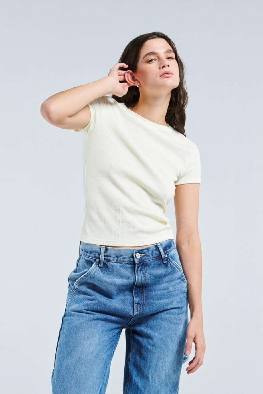 Camiseta crema clara con texturas de canal y cuello redondo
