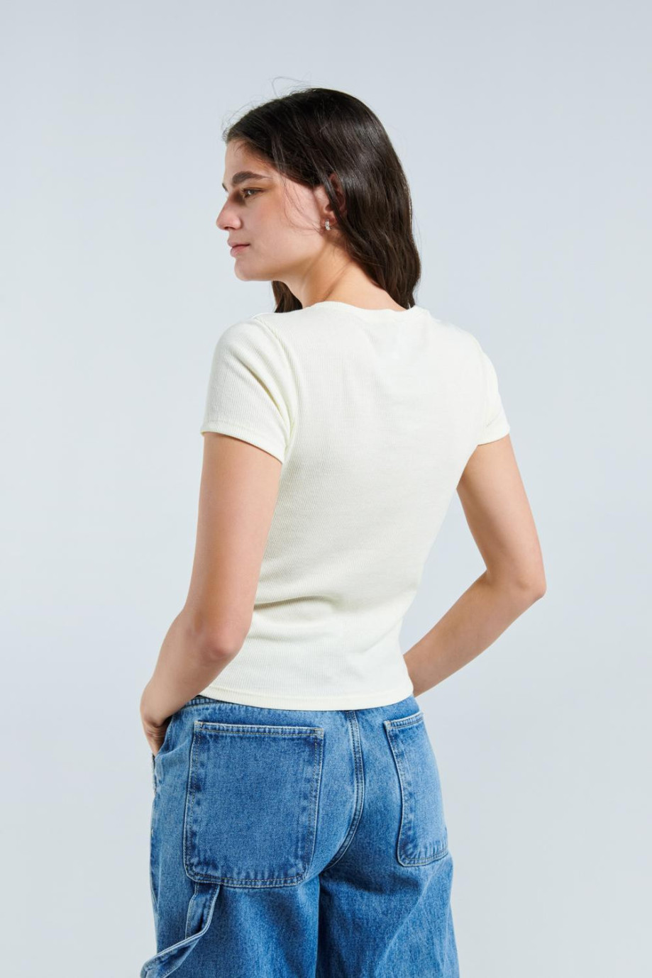 Camiseta crema clara con texturas de canal y cuello redondo