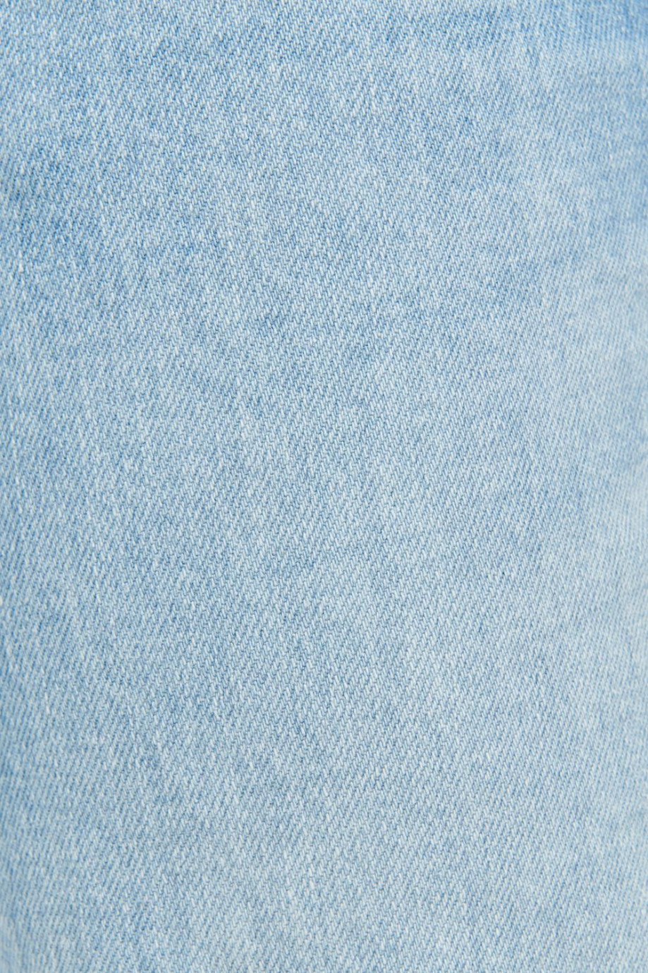Jean tiro bajo slim azul claro con ajuste ceñido y desgastes de color