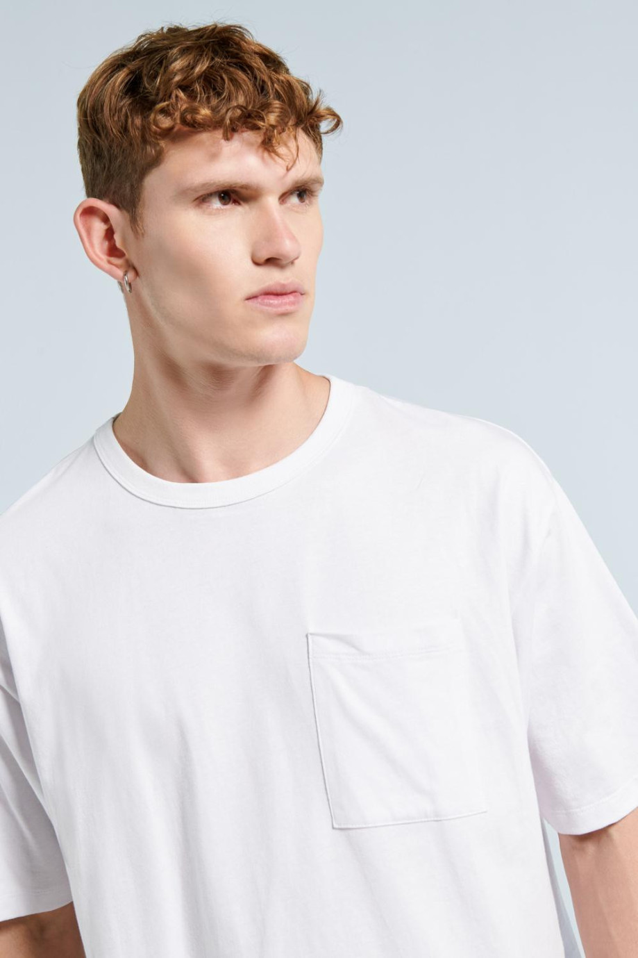 Camiseta oversize manga corta unicolor con bolsillo y cuello redondo