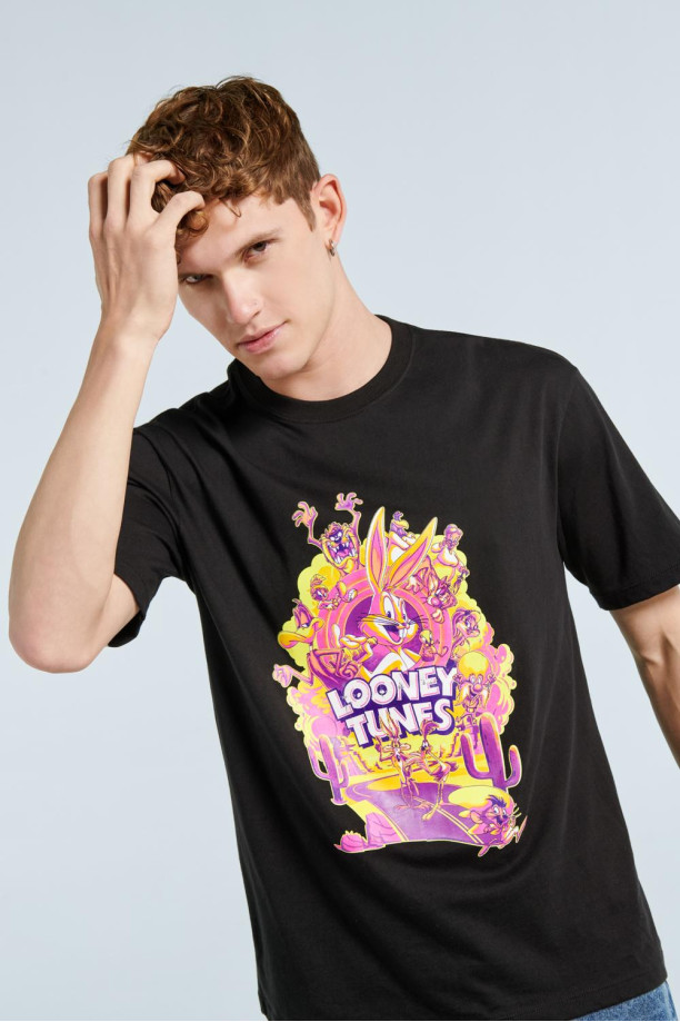 Camiseta negra con dise o de Looney Tunes y cuello redondo