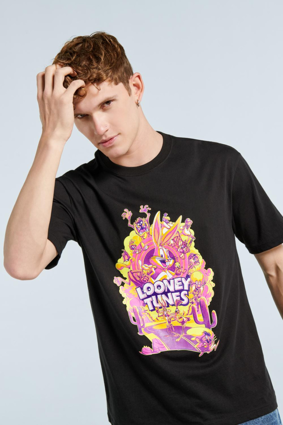 Camiseta negra con diseño de Looney Tunes y cuello redondo