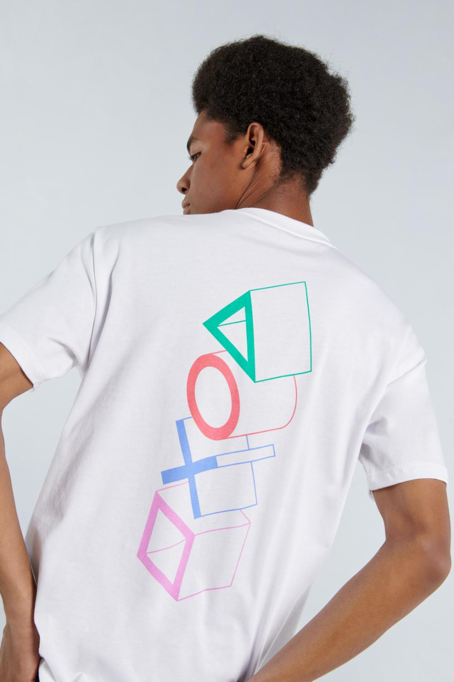 Camiseta oversize blanca con cuello redondo y diseños de PlayStation