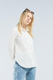 Blusa crema con cuello camisero, bolsillo y manga larga