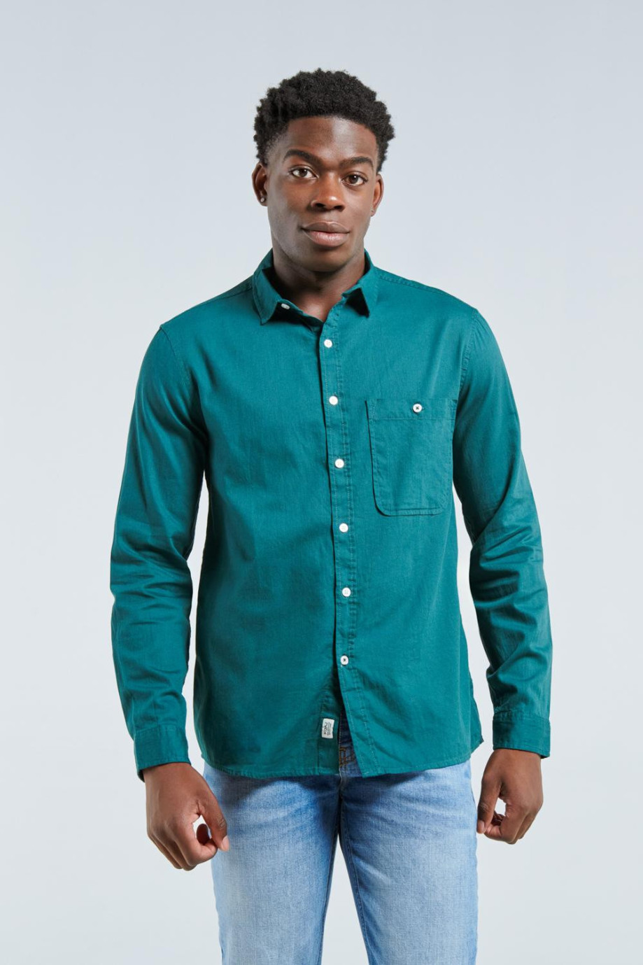 Camisa unicolor con bolsillo, manga larga y cuello sport collar