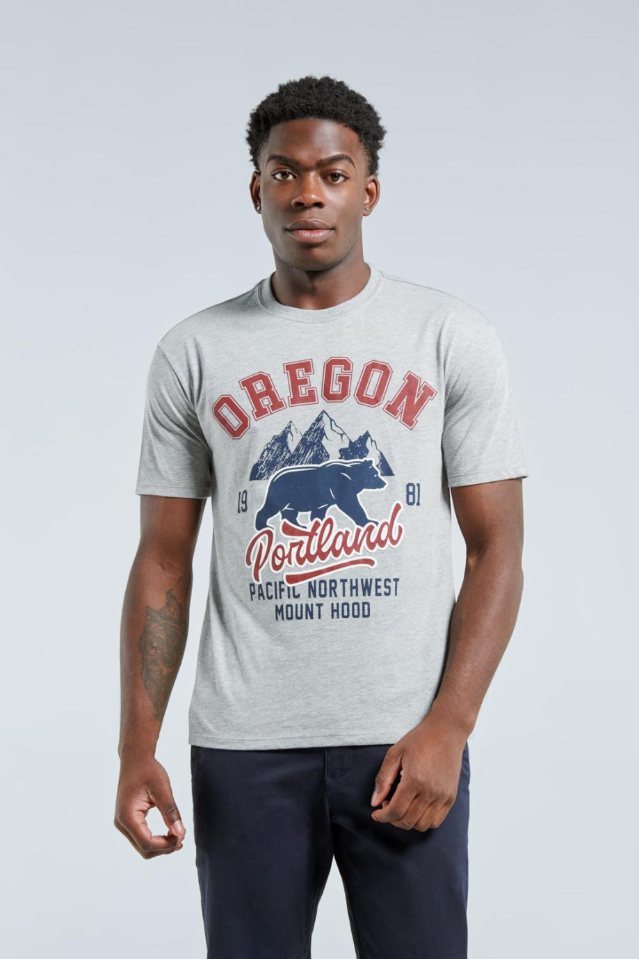 Camiseta gris clara con cuello redondo y diseño college de Oregón