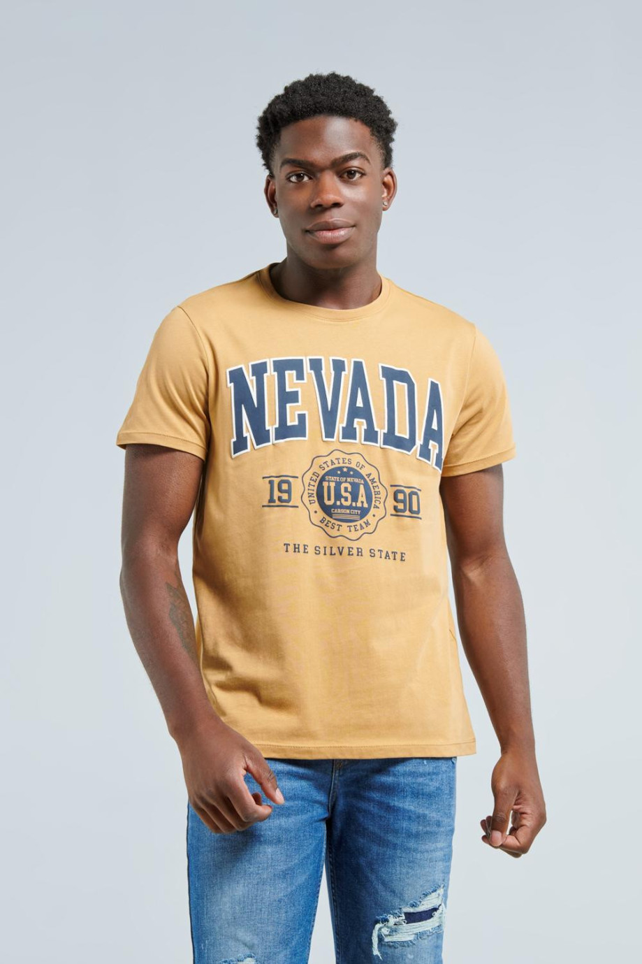 Camiseta manga corta kaky clara con diseño de texto college azul