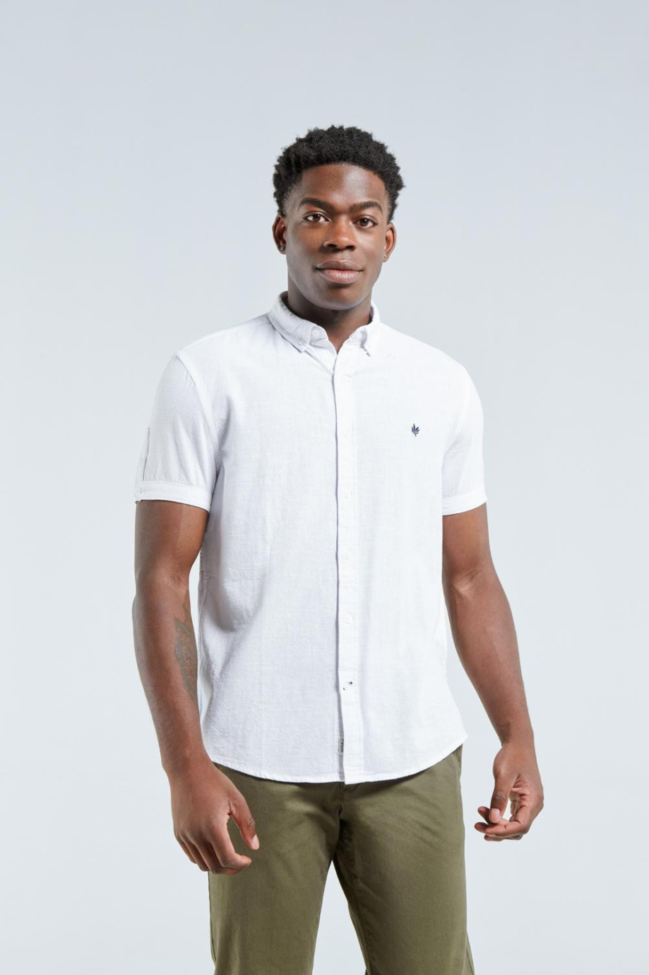 Camisa unicolor con cuello button down y bordado decorativo en frente