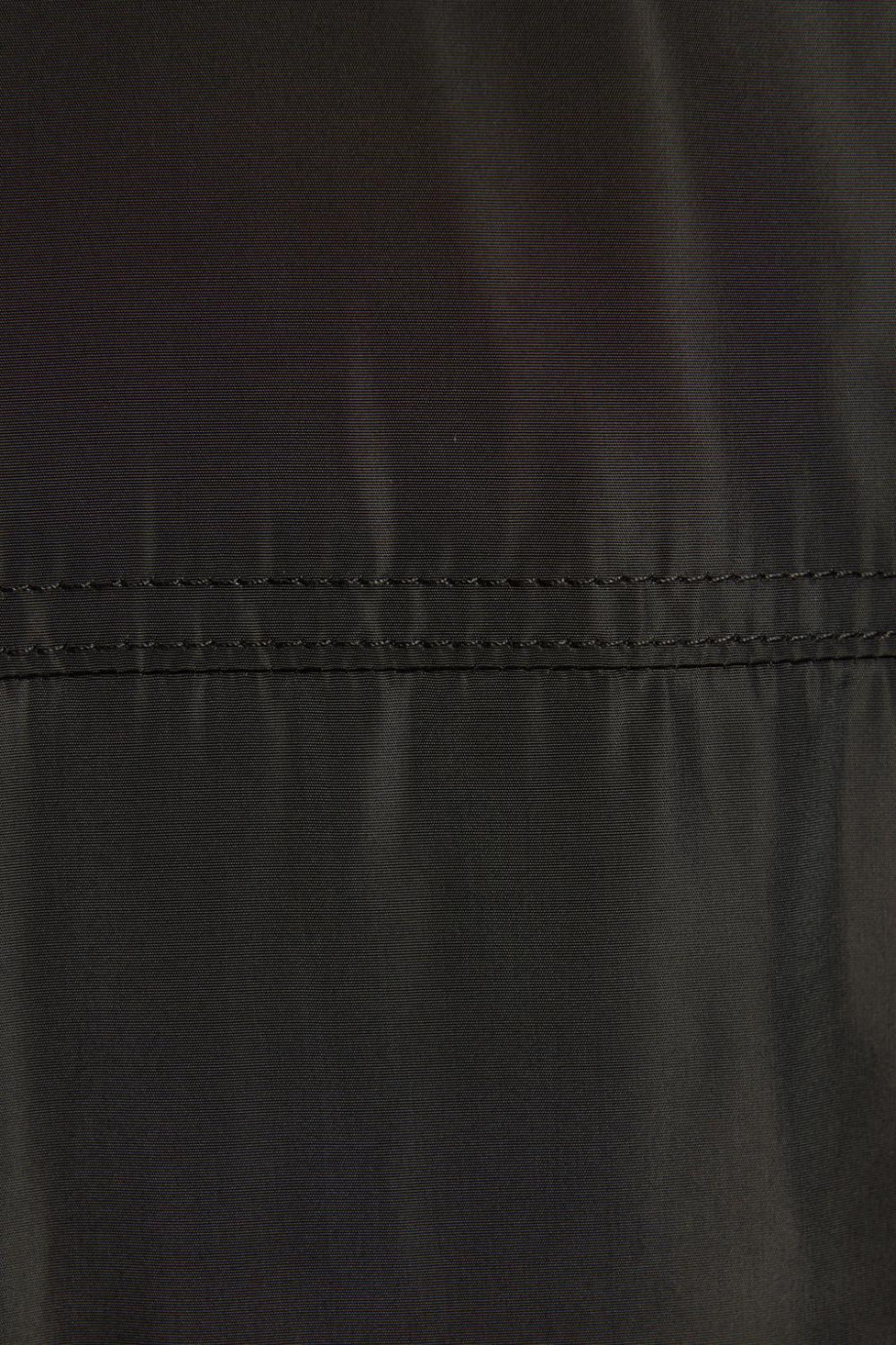 Chaqueta liviana negra impermeable con capota y contrastes