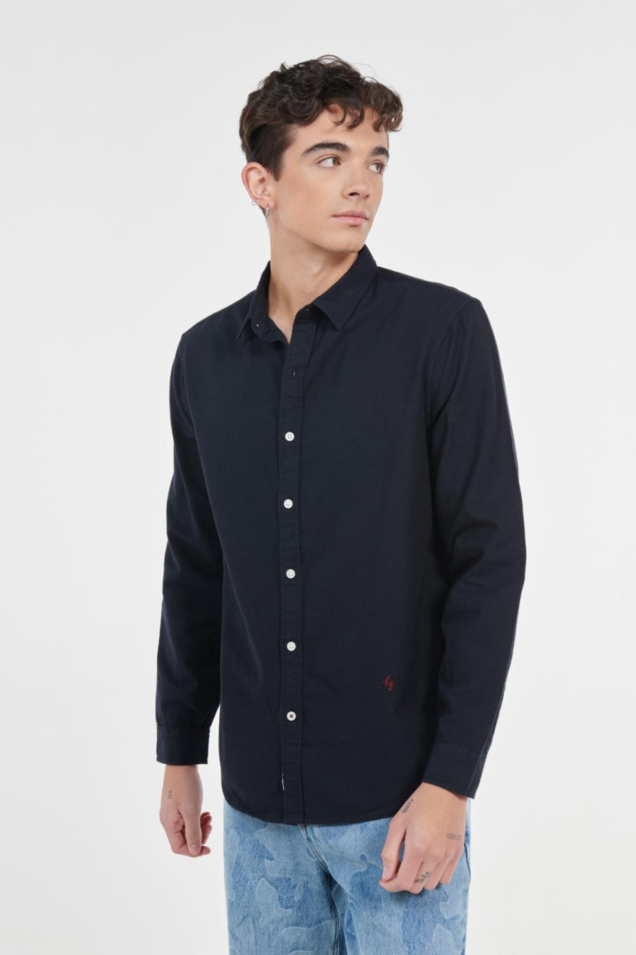 Camisa manga larga unicolor con bordado y cuello sport collar