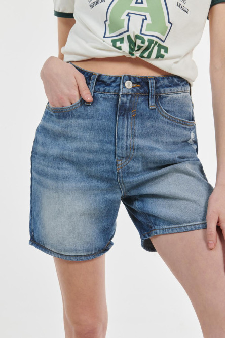 Short azul oscuro en jean con desgastes de color y tiro súper alto