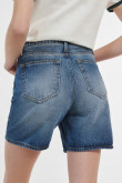 Short azul oscuro en jean con desgastes de color y tiro súper alto