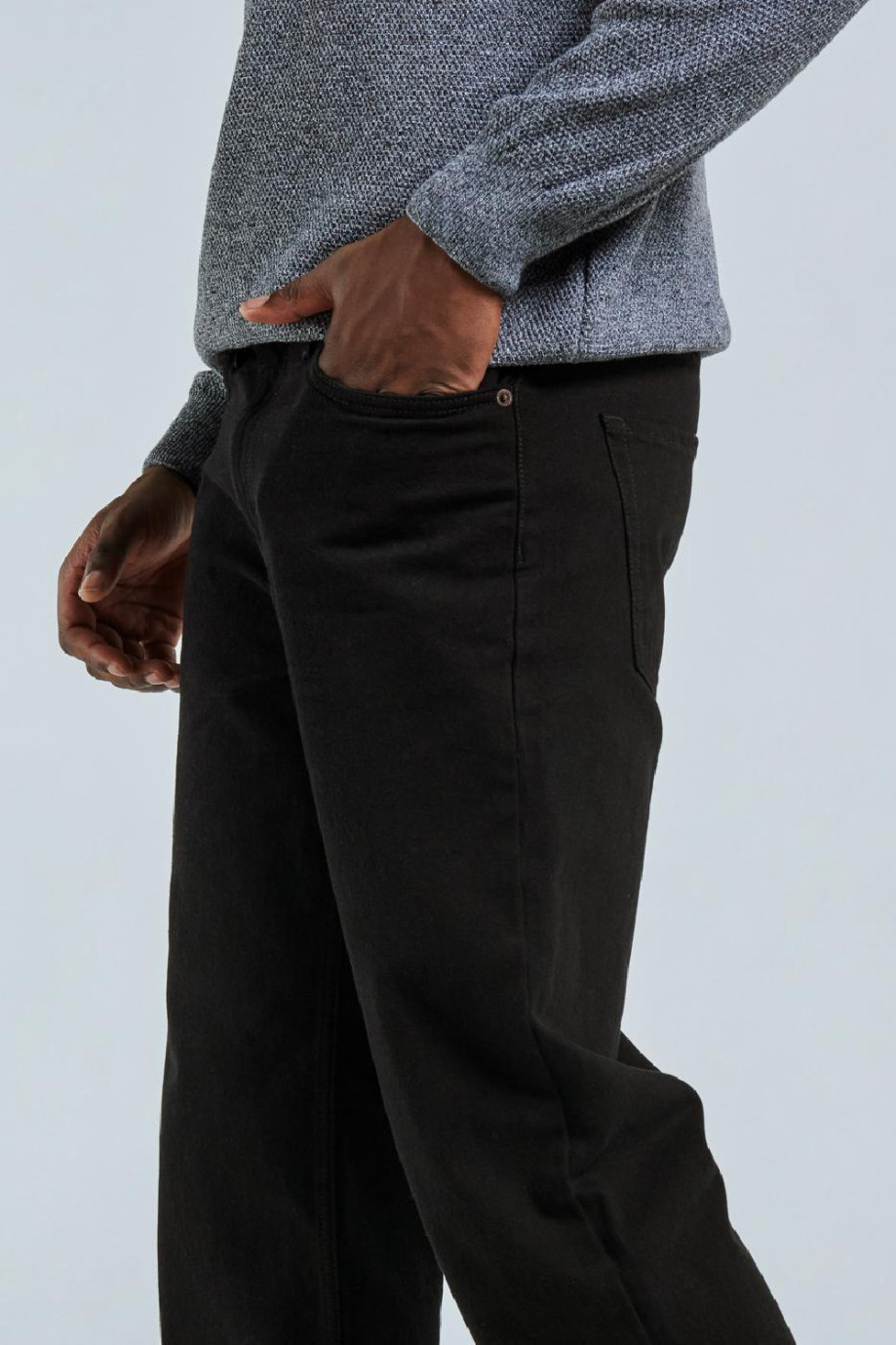 Jean 90´S negro con tiro medio, bolsillos y bota ancha recta