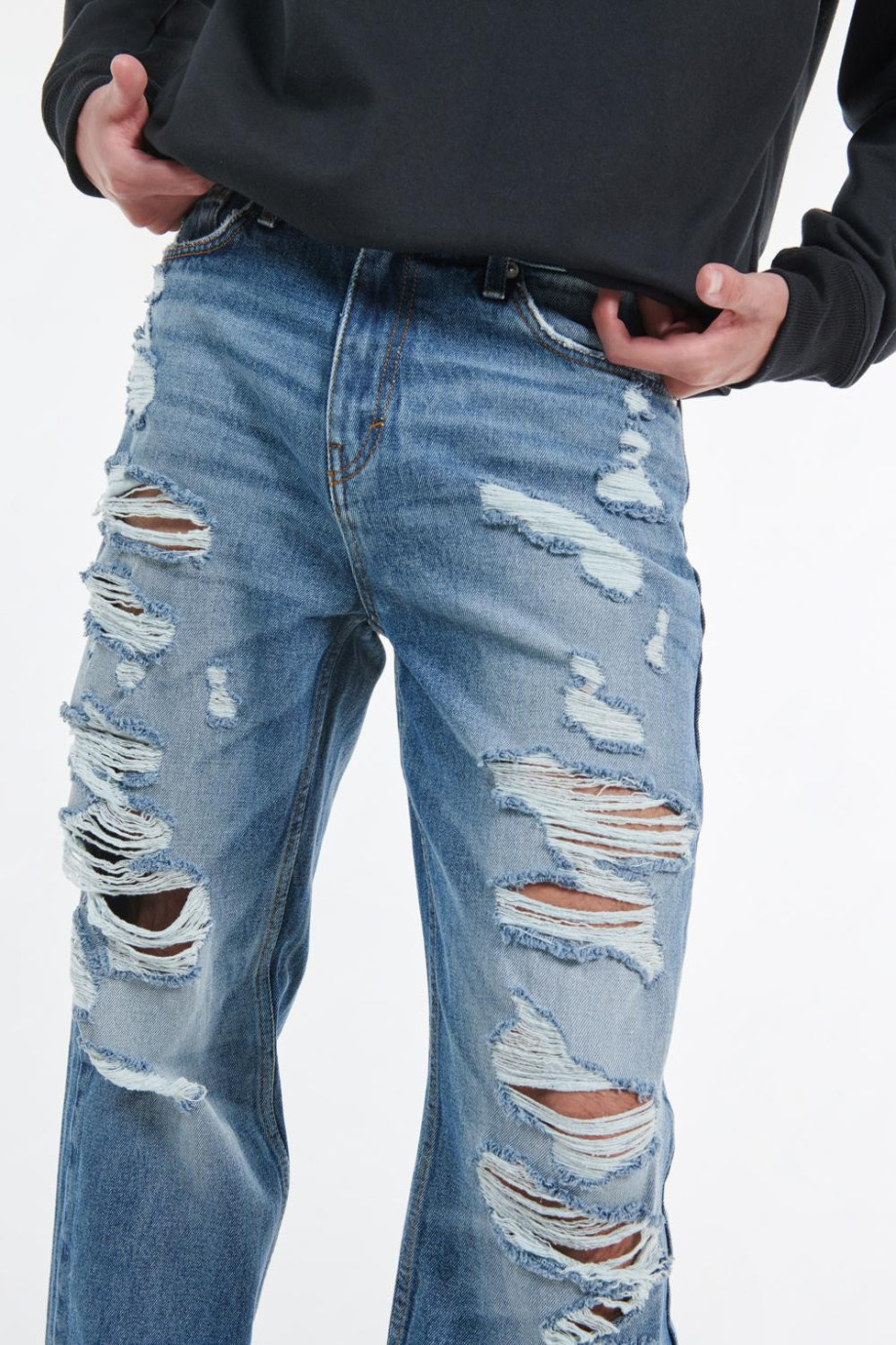 Jean azul oscuro 90´S con rotos en frente y bota ancha recta