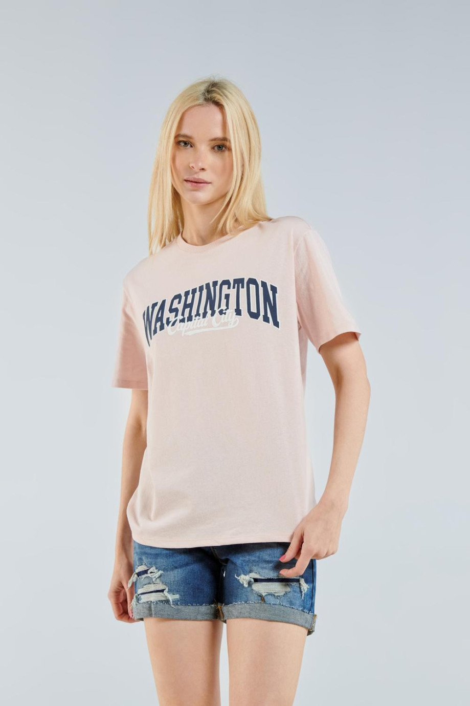 Camiseta oversize rosada clara con cuello redondo y diseño college de Washington