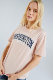 Camiseta oversize rosada clara con cuello redondo y diseño college de Washington