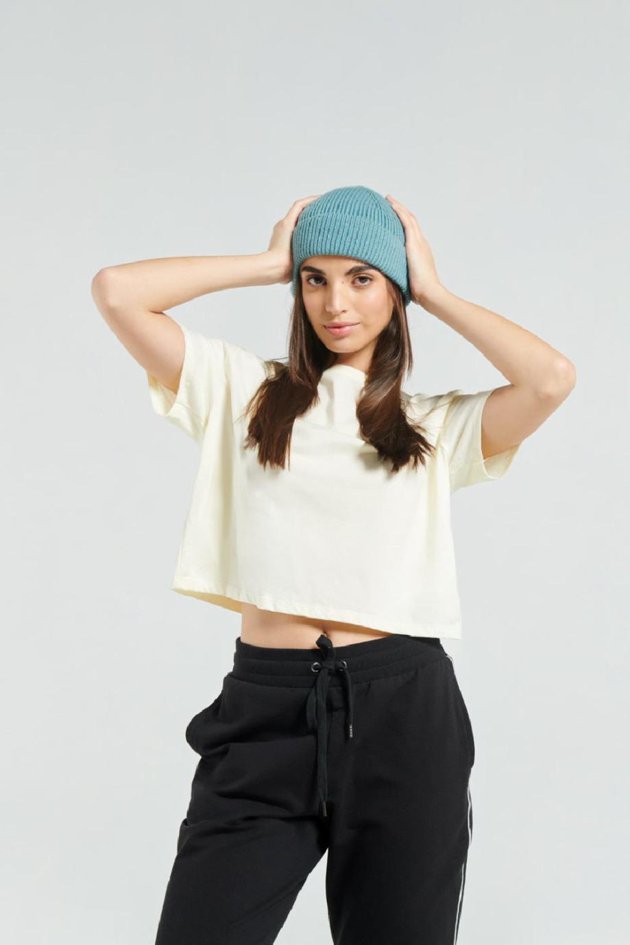 Camiseta crop top unicolor con cuello redondo y manga corta