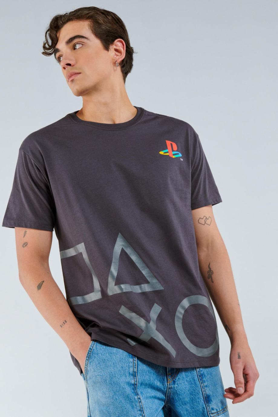 Camiseta cuello redondo gris intensa con diseños de PlayStation