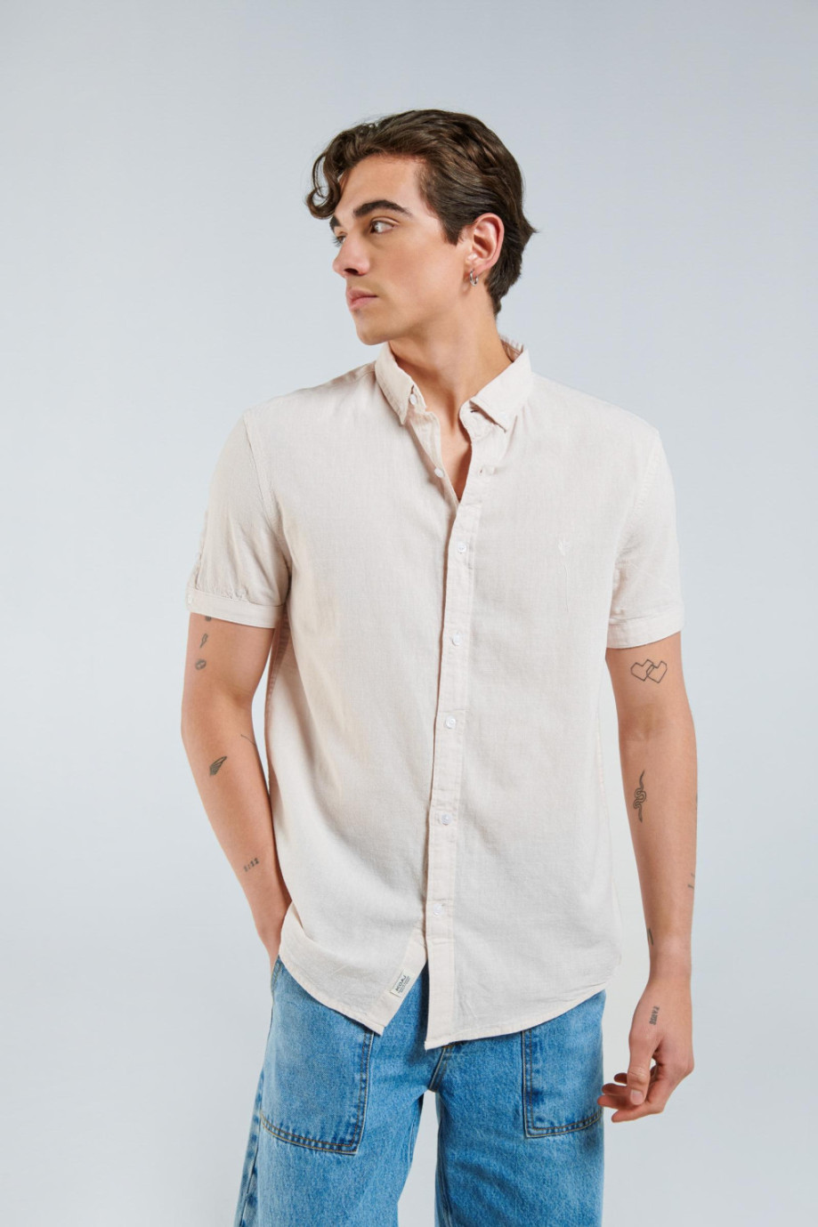 Camisa unicolor con cuello button down y bordado decorativo en frente