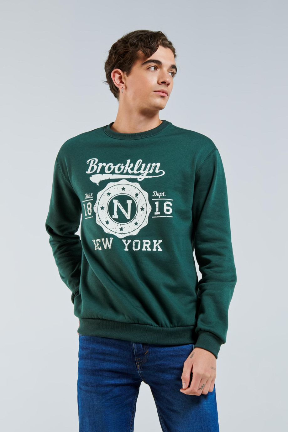 Buzo verde oscuro con diseño college blanco de Brooklyn y cuello redondo