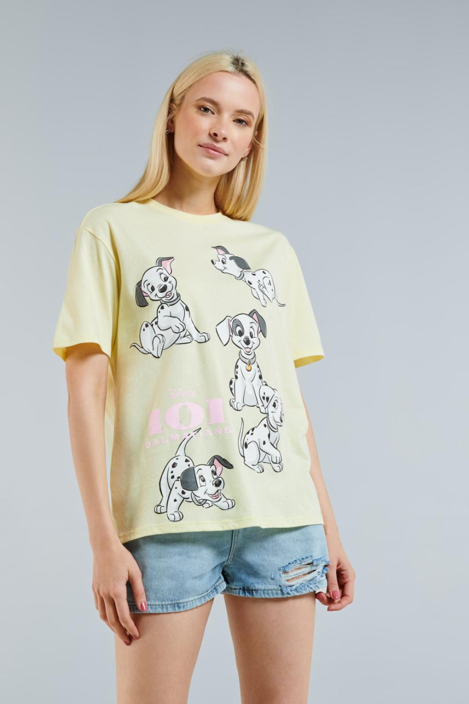 Camiseta femenina hombro rodado manga corta con estampado en frente de 101 Dalmatas.
