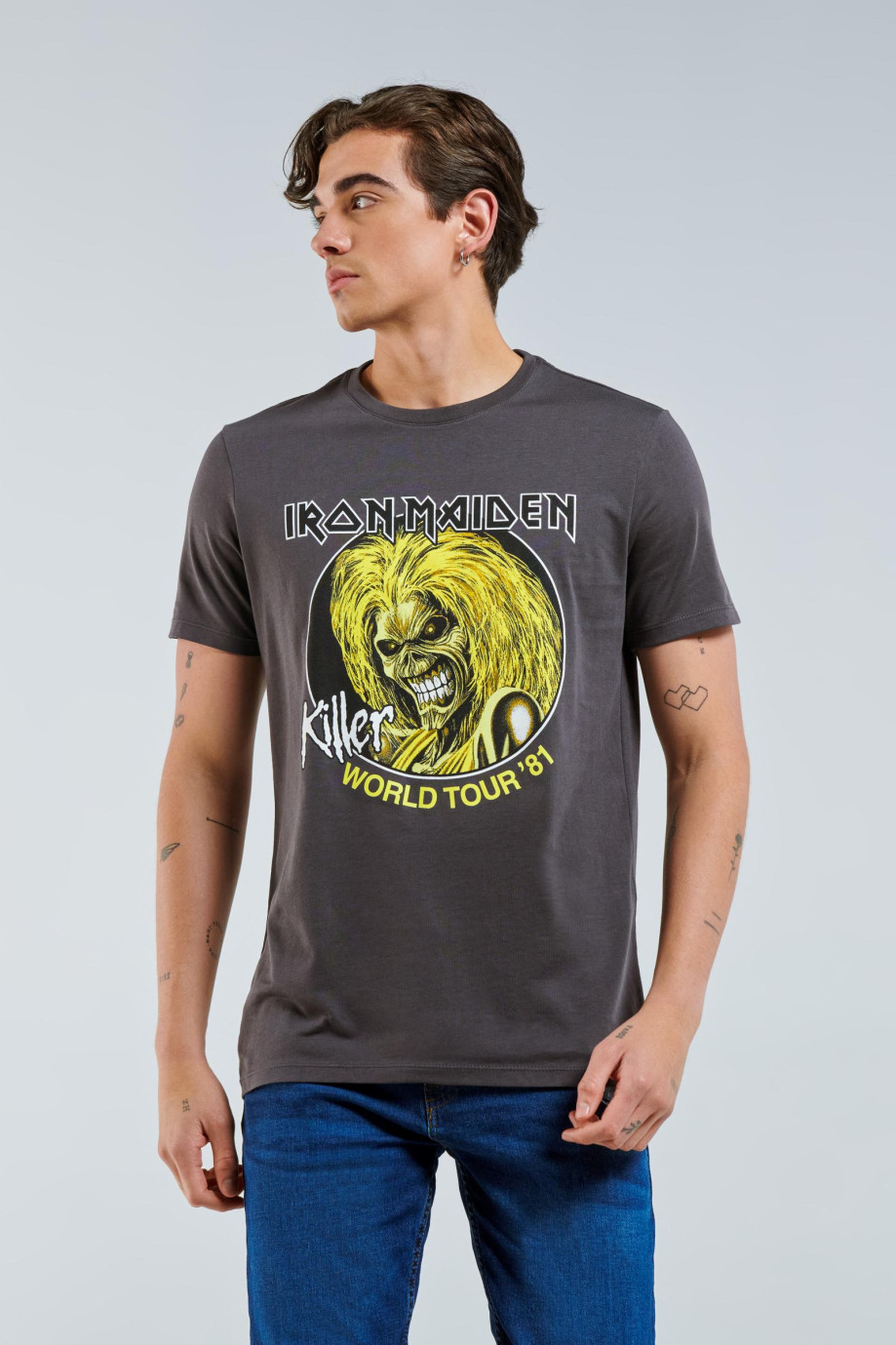 Camiseta cuello redondo gris intensa con diseño de Iron Maiden