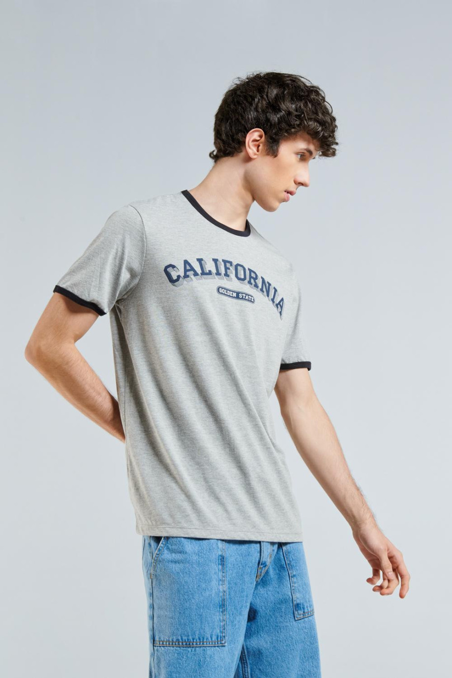 Camiseta gris clara con contrastes, manga corta y diseño college
