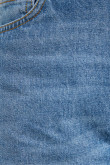 Jean 90´S azul claro con bolsillos, tiro alto y bota recta
