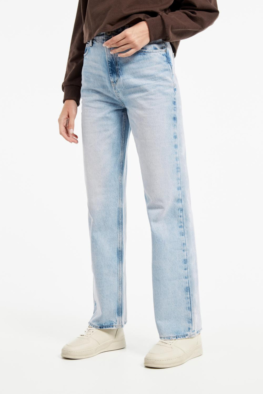 Jean 90´S tiro alto azul claro con bolsillos y bota recta ancha