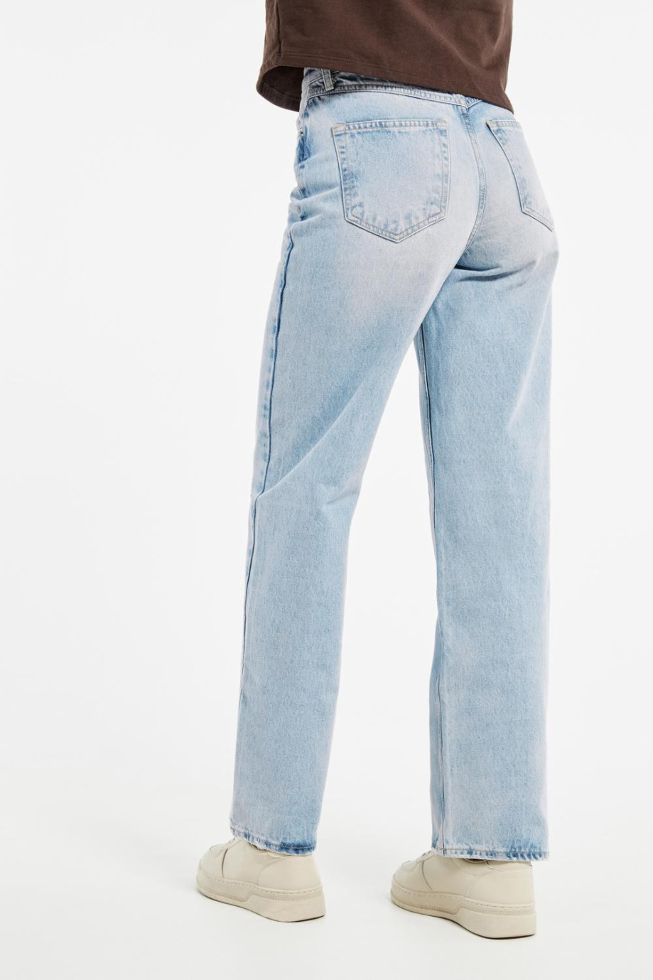 Jean 90´S tiro alto azul claro con bolsillos y bota recta ancha