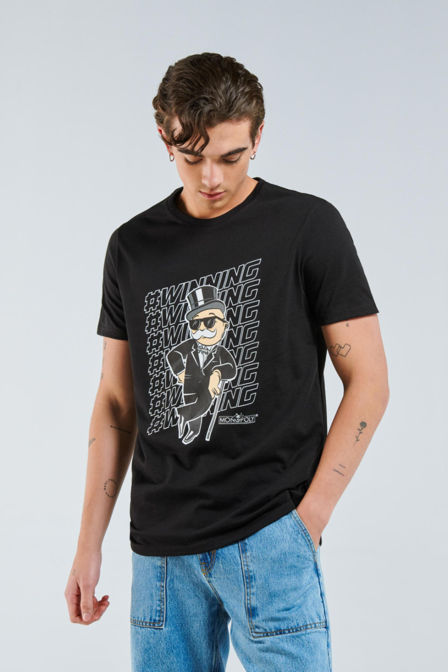 Camiseta manga corta negra con estampado de Monopolio.