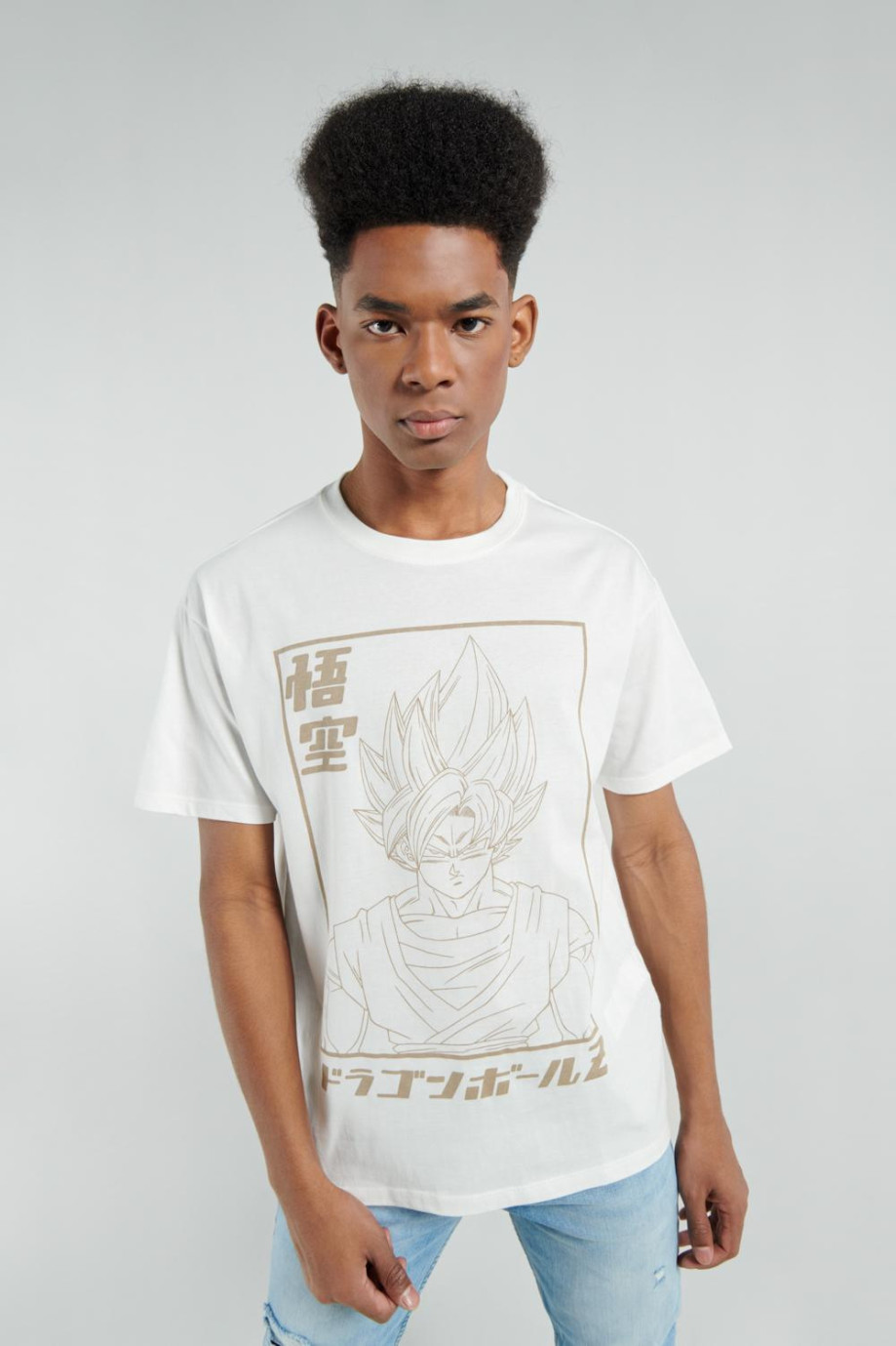 Camiseta manga corta crema muy claro con estampado de Dragon Ball Z.