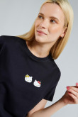Camiseta femenina cuello redondo manga corta con estampado en frente de Hello Kitty