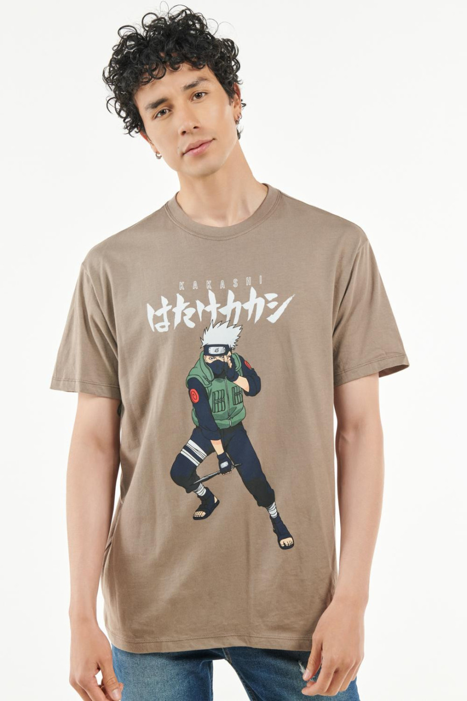 Camiseta manga corta kaky oscuro con estampado de Naruto.