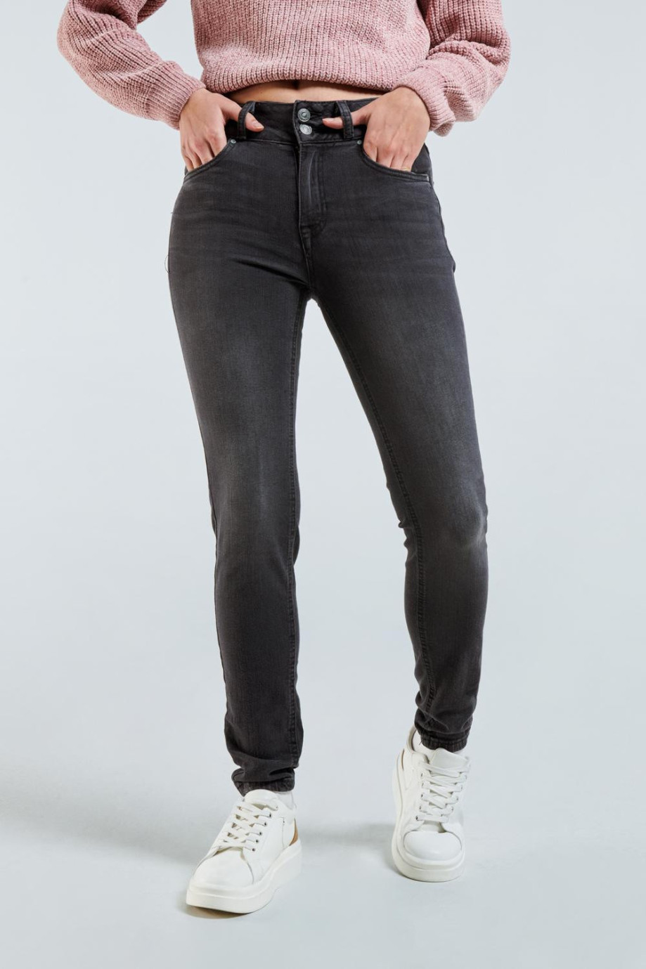 Jean push up gris intenso con tiro alto, pretina ancha y doble botón