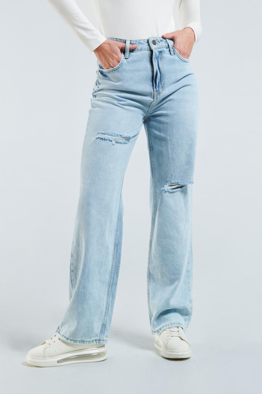 Jean azul claro tipo 90´S con bota ancha y rotos en frente