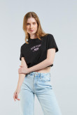 Camiseta crop top negra con diseño college de New York