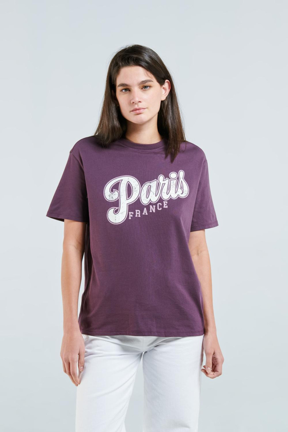 Camiseta morada oscura con cuello redondo y diseño college de París