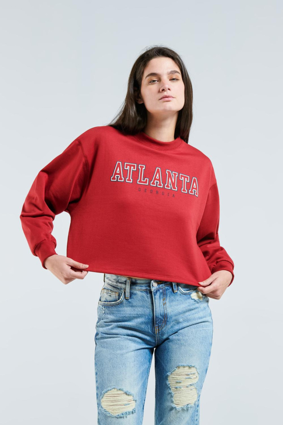 Buzo cuello redondo crop top rojo intenso con diseño college de Atlanta